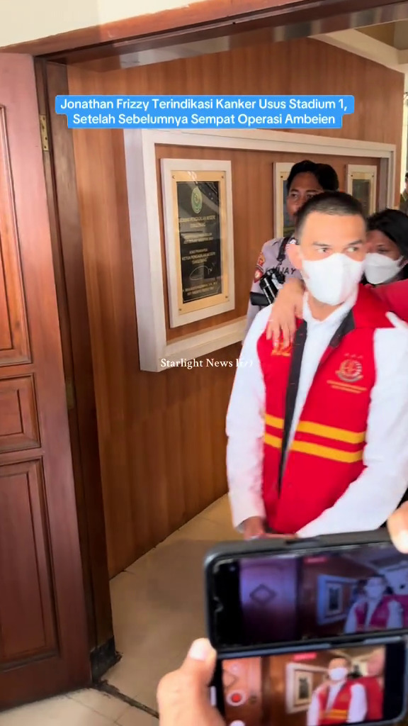 Jonathan Frizzy terancam 12 tahun penjara, 7 potretnya berambut cepak pakai rompi tahanan ini disorot