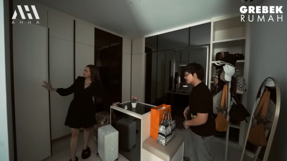 Bocah polos ini gedenya pernah jadi SPG kini punya rumah Rp50 M, intip 9 potret kamar tidurnya