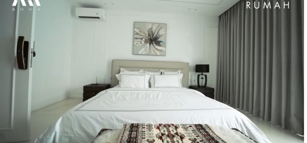 Bocah polos ini gedenya pernah jadi SPG kini punya rumah Rp50 M, intip 9 potret kamar tidurnya