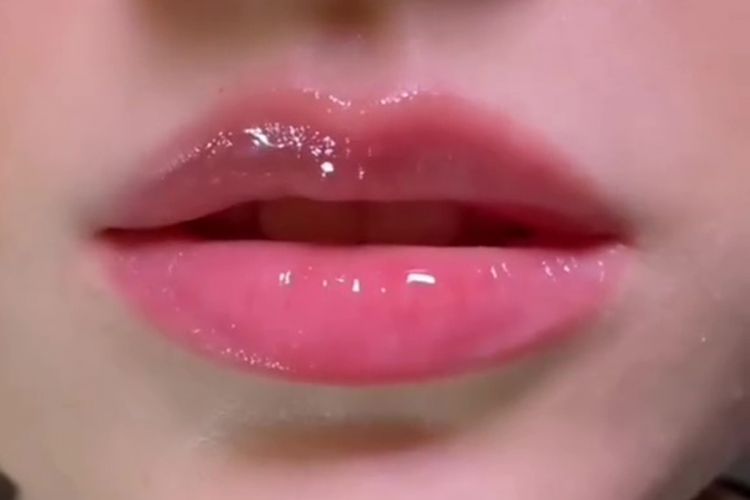 Ingin bibir plumpy dan pink alami? Wanita ini bagikan hacks lip care praktis tanpa bikin dompet kempis