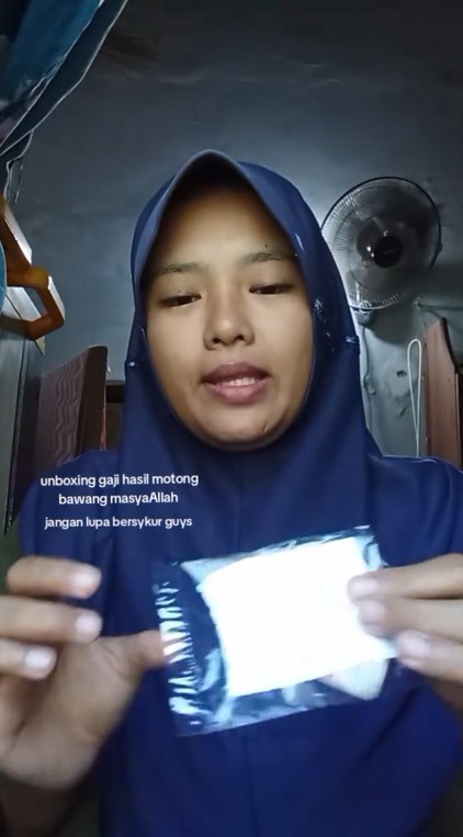Dapat kerjaan potong bawang merah 16 kg, gadis ini bersyukur meski dibayar cuma Rp12 ribu