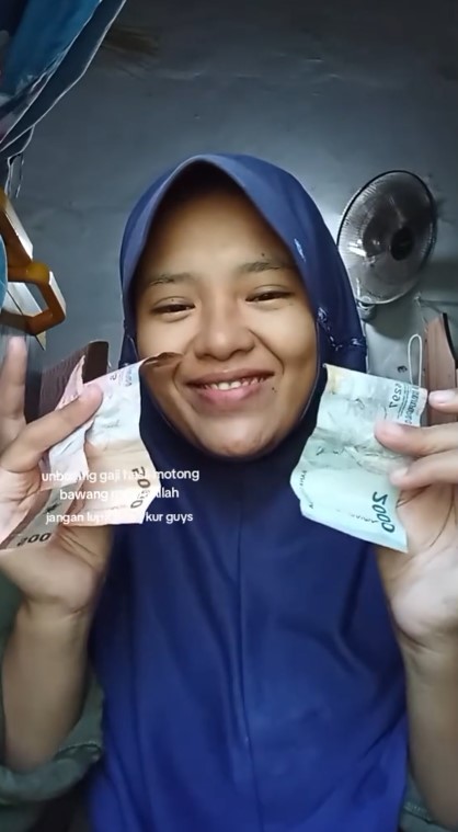 Dapat kerjaan potong bawang merah 16 kg, gadis ini bersyukur meski dibayar cuma Rp12 ribu