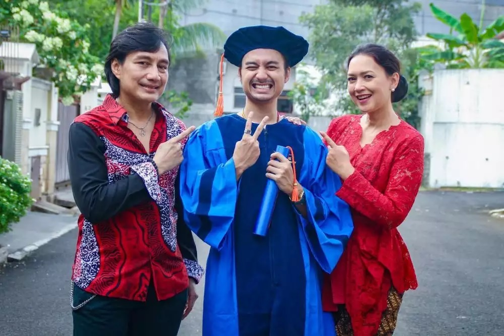 Beda gaya 9 penyanyi Tanah Air dampingi anak wisuda kuliah, Yuni Shara tampil ayu bak putri keraton