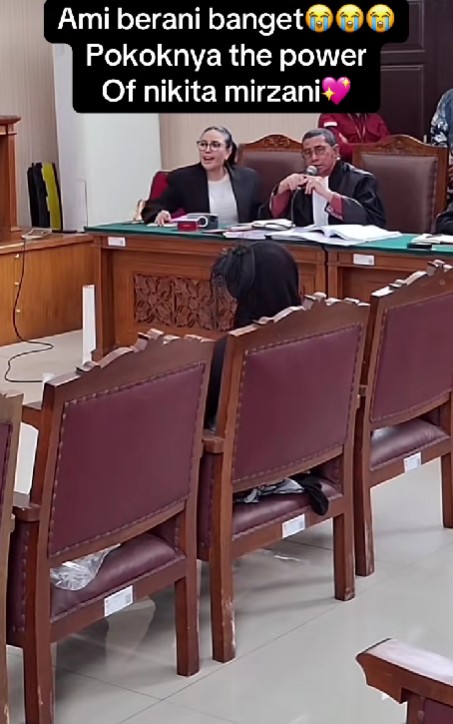 Ngotot sidang dilanjutkan meski kondisinya drop, 9 potret Nikita Mirzani ambruk usai hakim ketok palu