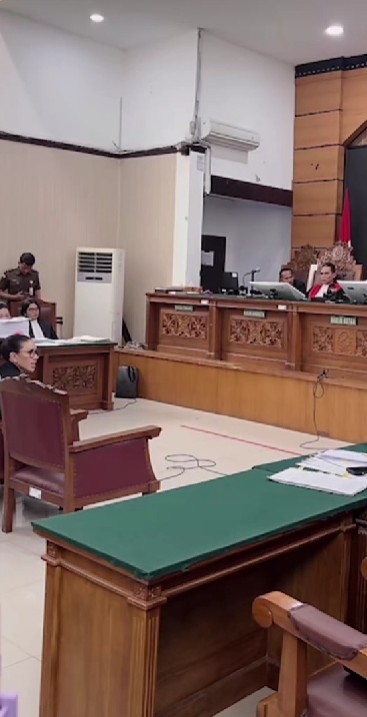 Ngotot sidang dilanjutkan meski kondisinya drop, 9 potret Nikita Mirzani ambruk usai hakim ketok palu