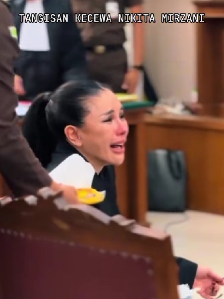 Ngotot sidang dilanjutkan meski kondisinya drop, 9 potret Nikita Mirzani ambruk usai hakim ketok palu
