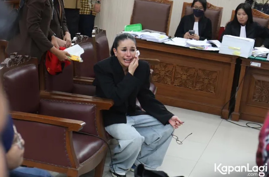 Ngotot sidang dilanjutkan meski kondisinya drop, 9 potret Nikita Mirzani ambruk usai hakim ketok palu