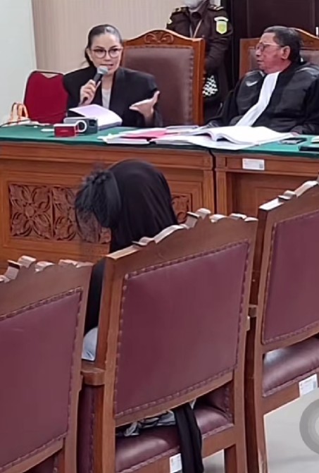 Ngotot sidang dilanjutkan meski kondisinya drop, 9 potret Nikita Mirzani ambruk usai hakim ketok palu