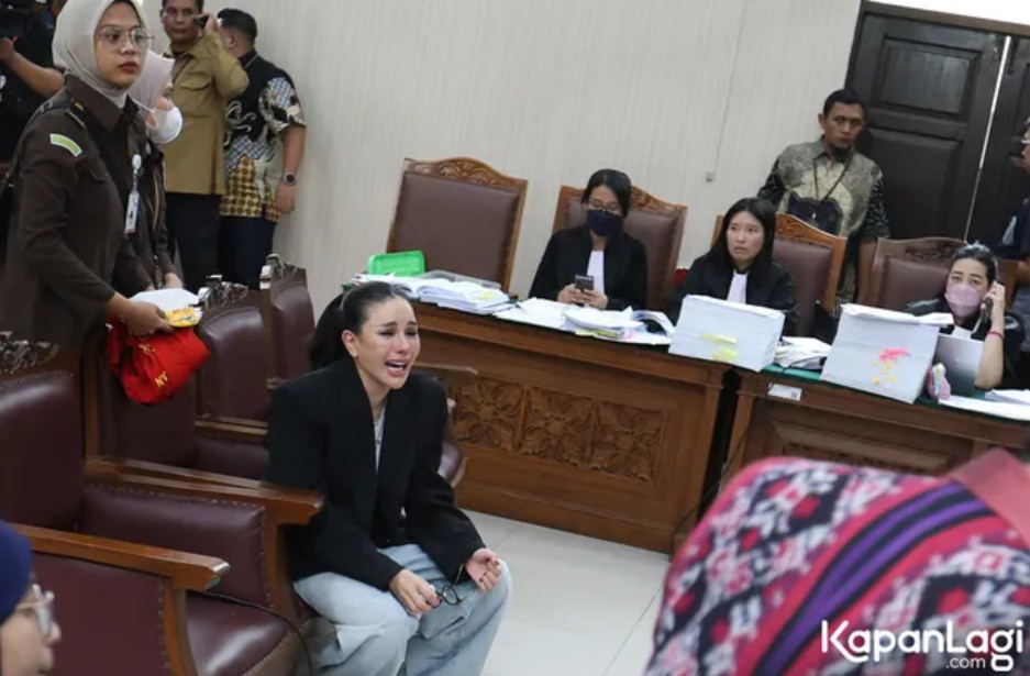 Ngotot sidang dilanjutkan meski kondisinya drop, 9 potret Nikita Mirzani ambruk usai hakim ketok palu