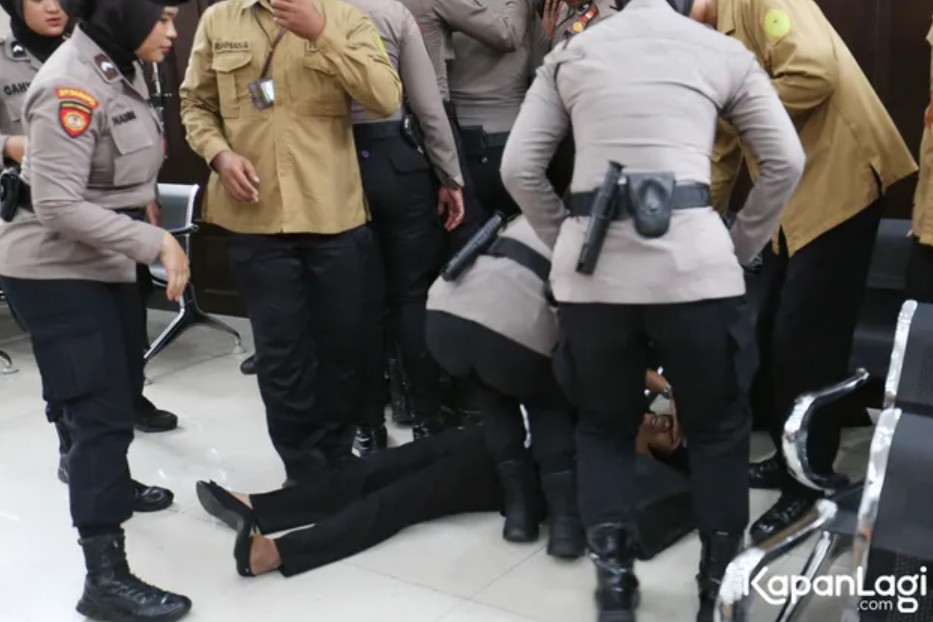 Ngotot sidang dilanjutkan meski kondisinya drop, 9 potret Nikita Mirzani ambruk usai hakim ketok palu