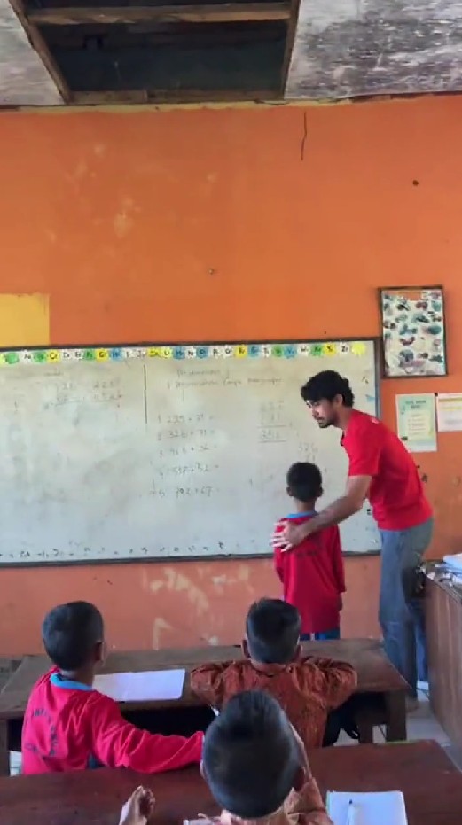 Tak cuma asal ngritik tapi juga beraksi, 9 potret Reza Rahadian ngajar siswa di daerah terpencil NTB