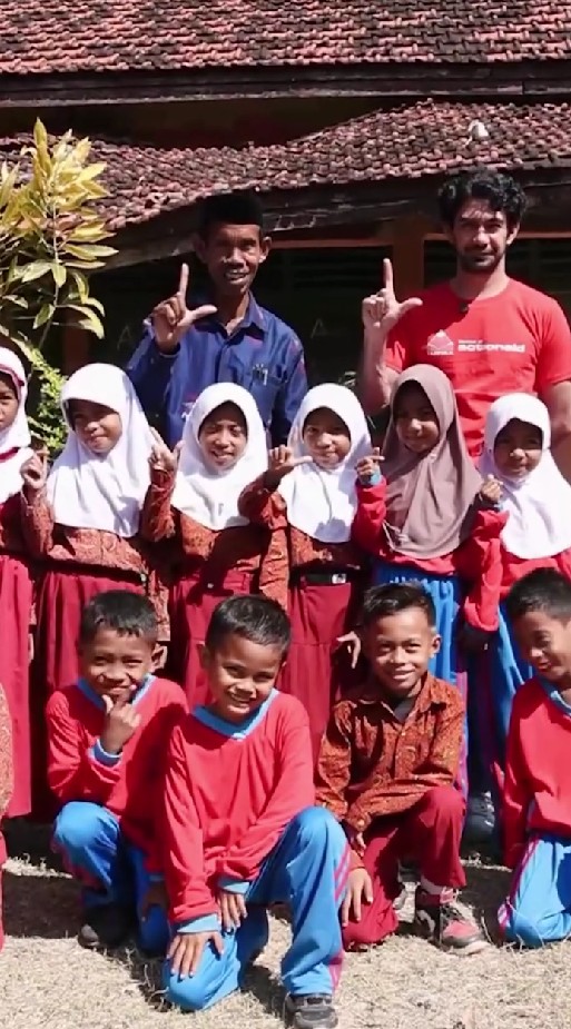 Tak cuma asal ngritik tapi juga beraksi, 9 potret Reza Rahadian ngajar siswa di daerah terpencil NTB