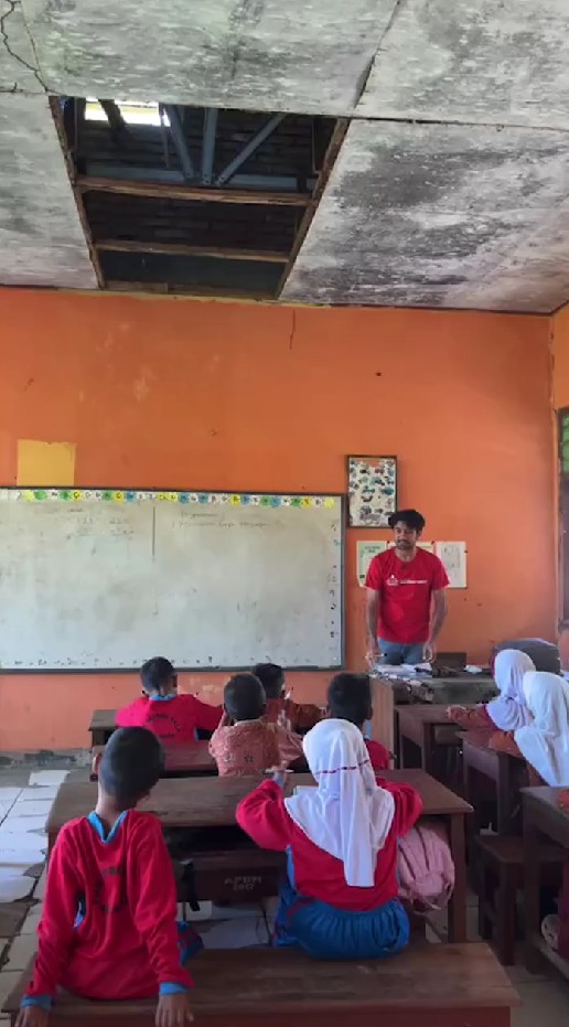 Tak cuma asal ngritik tapi juga beraksi, 9 potret Reza Rahadian ngajar siswa di daerah terpencil NTB