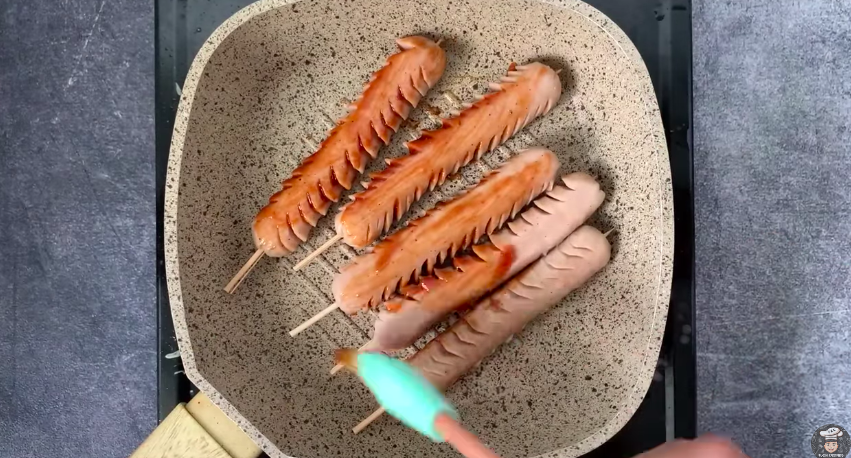 Sosis bakarmu gagal mekar? Coba trik kukus ini, hasilnya auto mirip jualan kaki lima