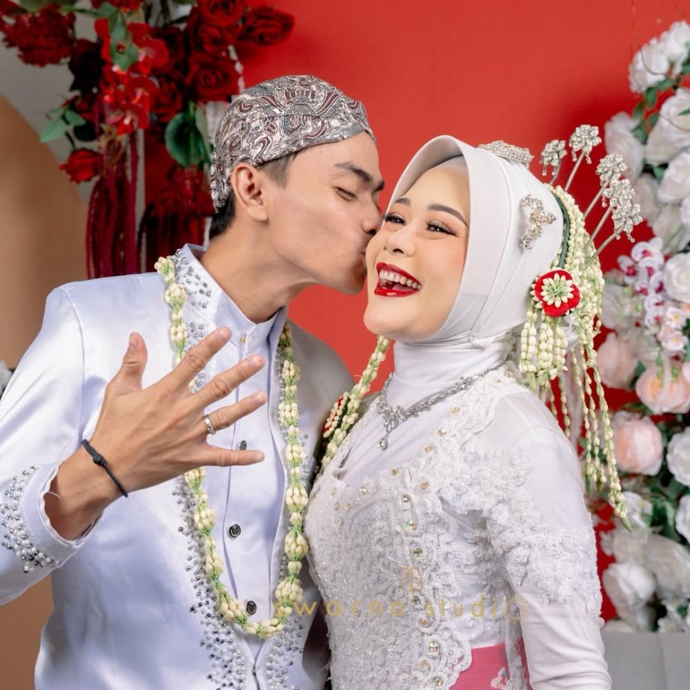 Ingat Yessy gagal nikah gegara mahar sertifikat? Diam-diam menikah setahun lalu, ini 9 potret akadnya