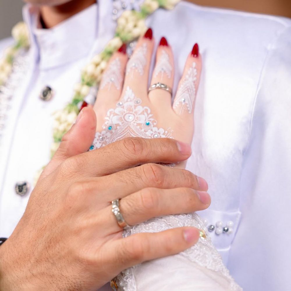 Ingat Yessy gagal nikah gegara mahar sertifikat? Diam-diam menikah setahun lalu, ini 9 potret akadnya