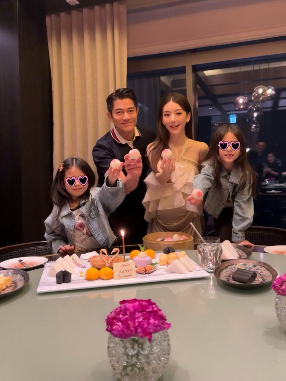 Aaron Kwok bakal punya anak di usia 59 tahun, ini 7 potret istrinya yang pamer baby bump