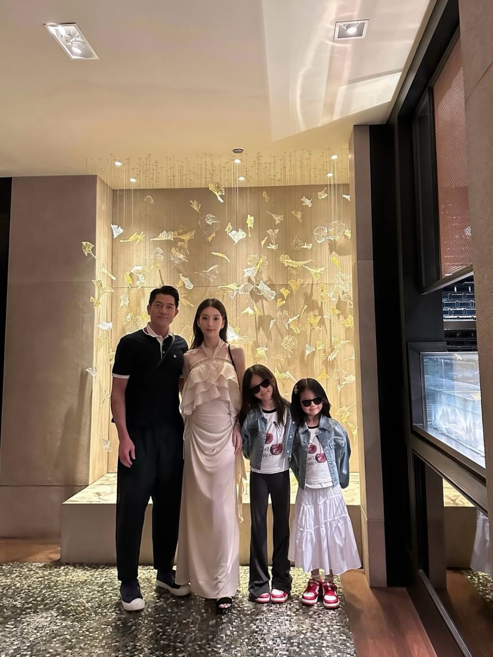 Aaron Kwok bakal punya anak di usia 59 tahun, ini 7 potret istrinya yang pamer baby bump