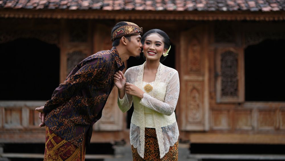 50 Kata-kata cinta bahasa Jawa halus kromo inggil dan artinya, romantis dan penuh makna