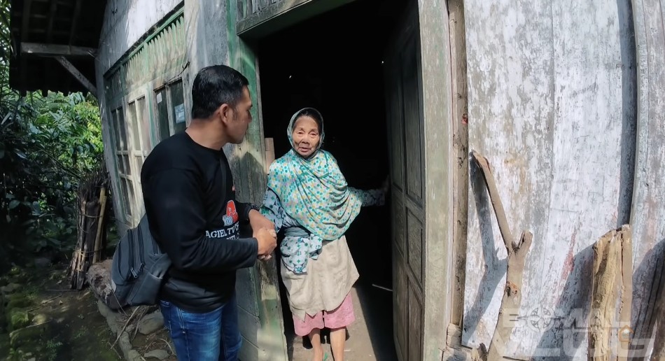 Nenek hidup sebatang kara di kampung mati Banjarnegara, 9 potret kondisi rumahnya memprihatinkan