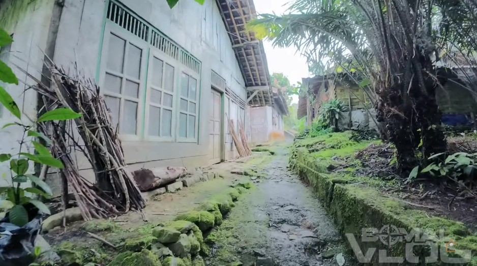 Nenek hidup sebatang kara di kampung mati Banjarnegara, 9 potret kondisi rumahnya memprihatinkan
