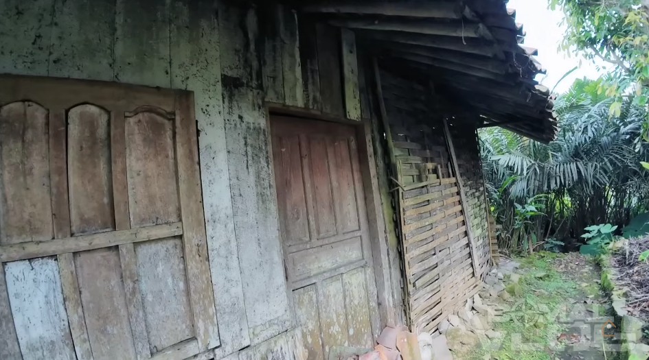 Nenek hidup sebatang kara di kampung mati Banjarnegara, 9 potret kondisi rumahnya memprihatinkan