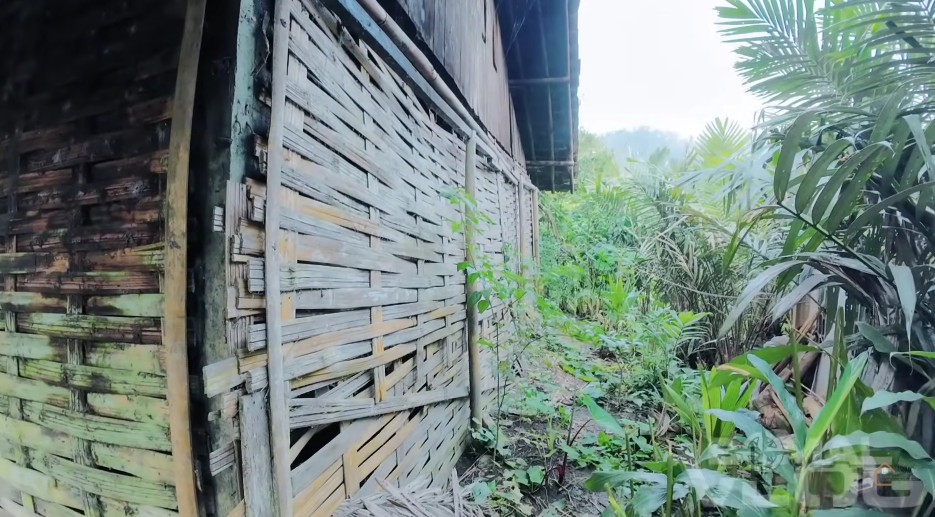 Nenek hidup sebatang kara di kampung mati Banjarnegara, 9 potret kondisi rumahnya memprihatinkan