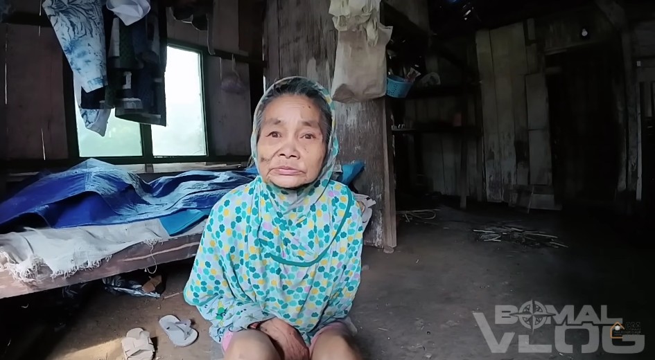 Nenek hidup sebatang kara di kampung mati Banjarnegara, 9 potret kondisi rumahnya memprihatinkan