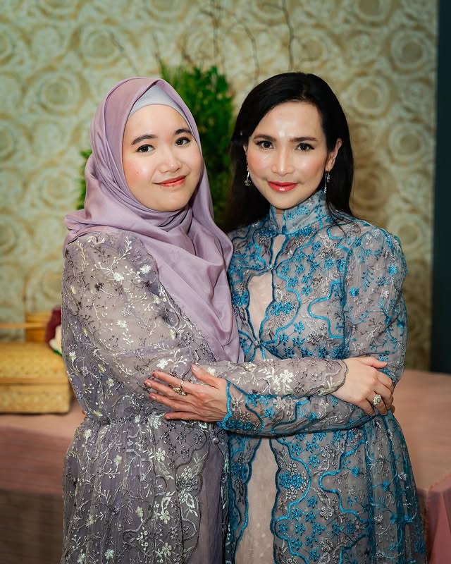 Bak seumuran, 10 potret Nunu Datau dan putrinya Azura Datau yang kini mantap berhijab