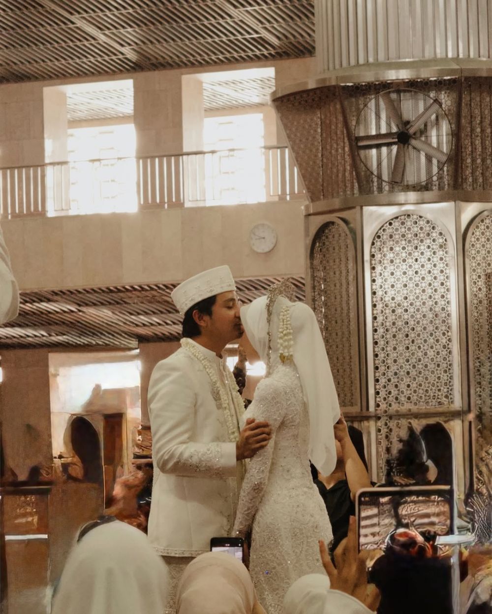 9 Momen akad pernikahan Arbani Yasiz dan Raissa Ramadhani, digelar intimate di masjid