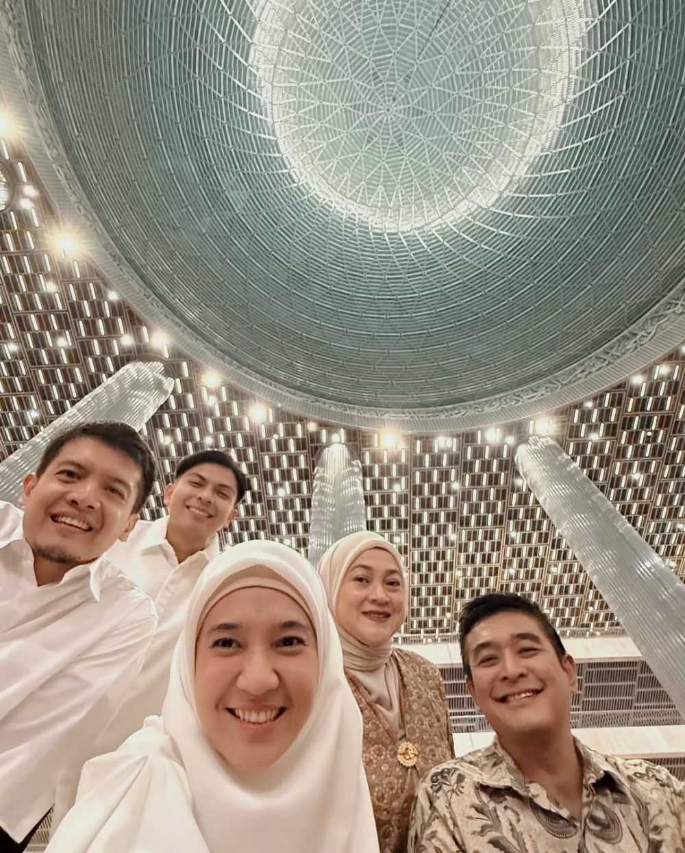 9 Momen akad pernikahan Arbani Yasiz dan Raissa Ramadhani, digelar intimate di masjid