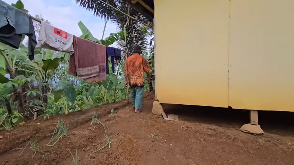 Pasangan lansia ini pilih tinggal di tengah hutan tanpa listrik, 9 potret rumahnya bikin miris