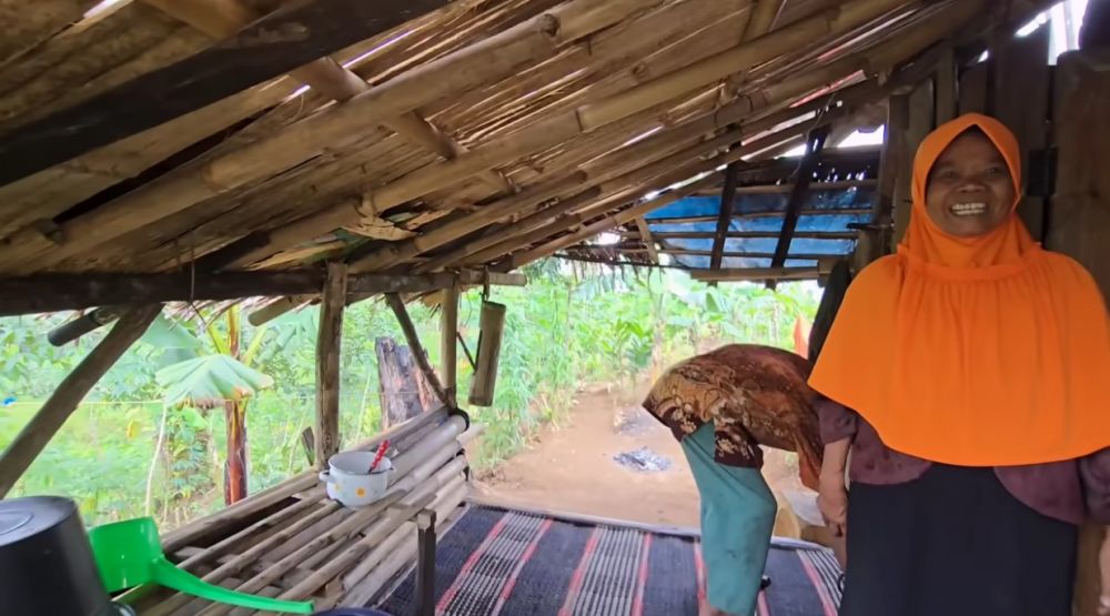 Pasangan lansia ini pilih tinggal di tengah hutan tanpa listrik, 9 potret rumahnya bikin miris