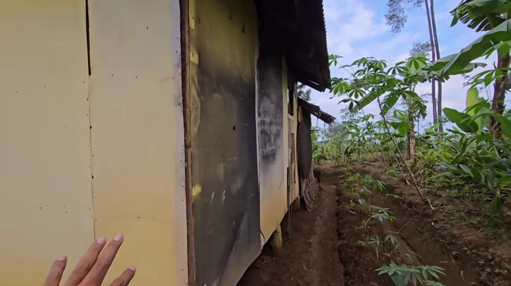 Pasangan lansia ini pilih tinggal di tengah hutan tanpa listrik, 9 potret rumahnya bikin miris