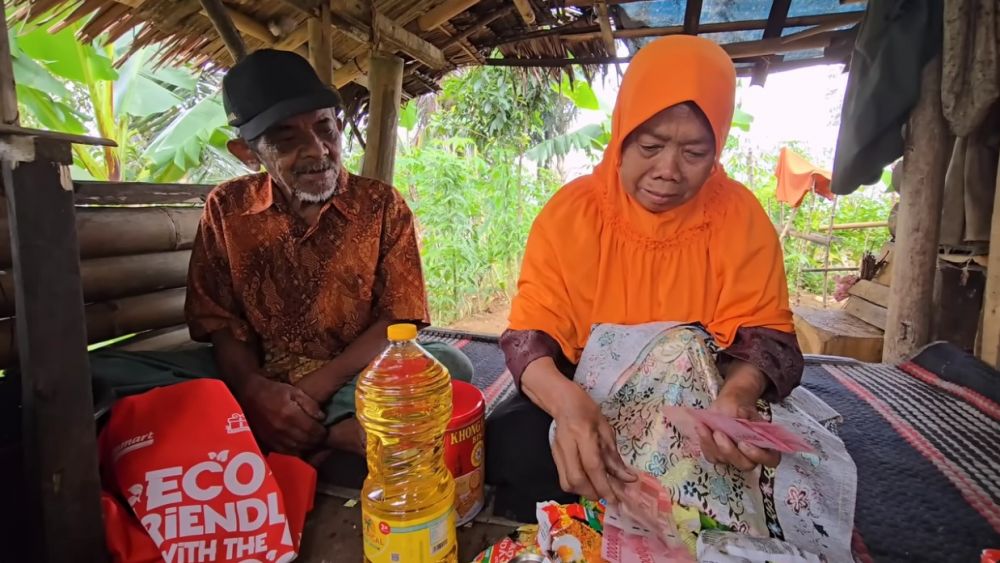 Pasangan lansia ini pilih tinggal di tengah hutan tanpa listrik, 9 potret rumahnya bikin miris