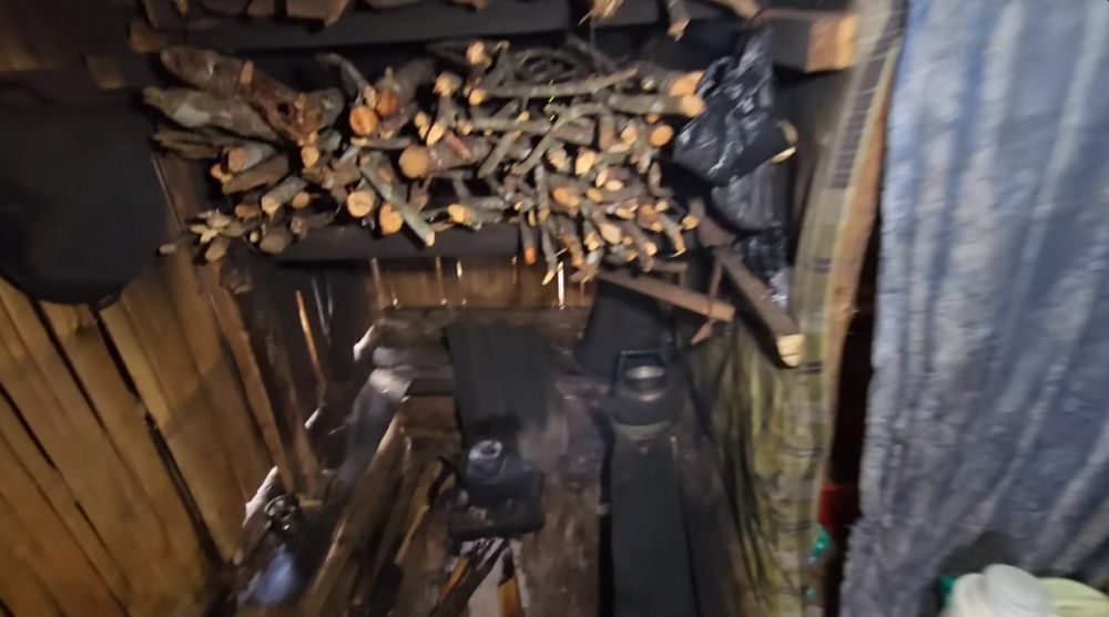 Pasangan lansia ini pilih tinggal di tengah hutan tanpa listrik, 9 potret rumahnya bikin miris