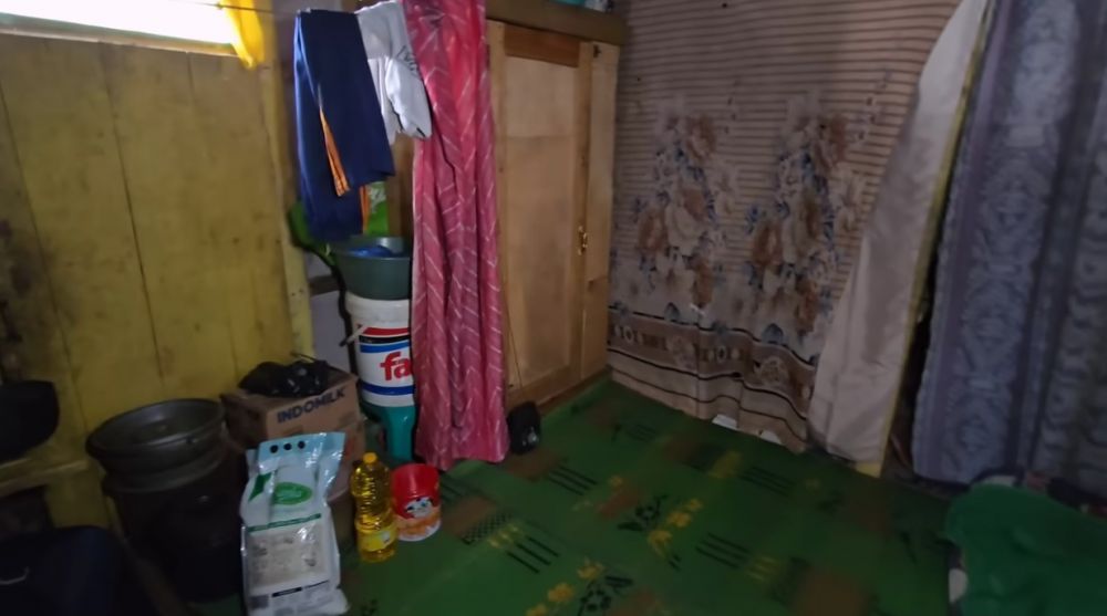 Pasangan lansia ini pilih tinggal di tengah hutan tanpa listrik, 9 potret rumahnya bikin miris