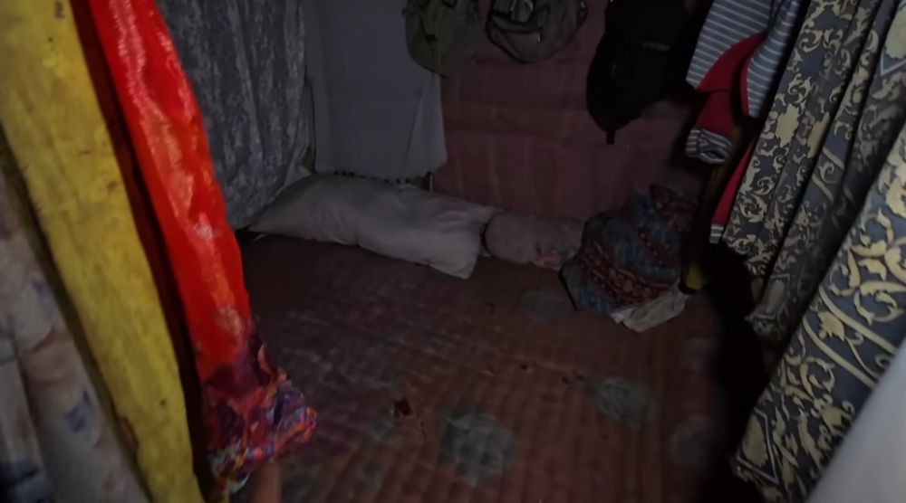 Pasangan lansia ini pilih tinggal di tengah hutan tanpa listrik, 9 potret rumahnya bikin miris