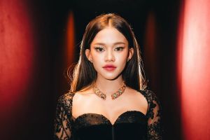 Makeupnya disebut menakjubkan bak oplas, ini 7 transisi Umi Quary dirias ala Foxy dan fuller lips