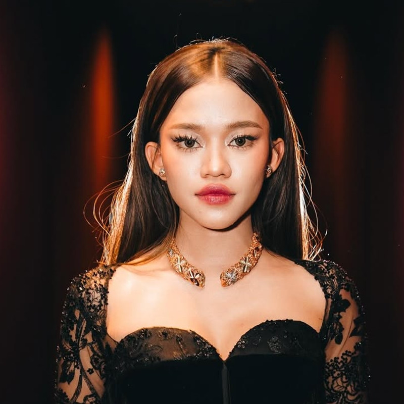 Makeupnya disebut menakjubkan bak oplas, ini 7 transisi Umi Quary dirias ala Foxy dan fuller lips