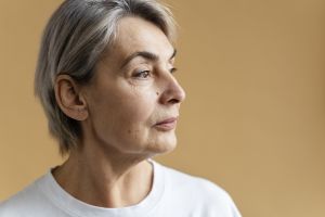 Kulit wajah mulai keriput dan penuh kerutan? Ini trik mengatasinya pakai serum dari 3 bahan alami