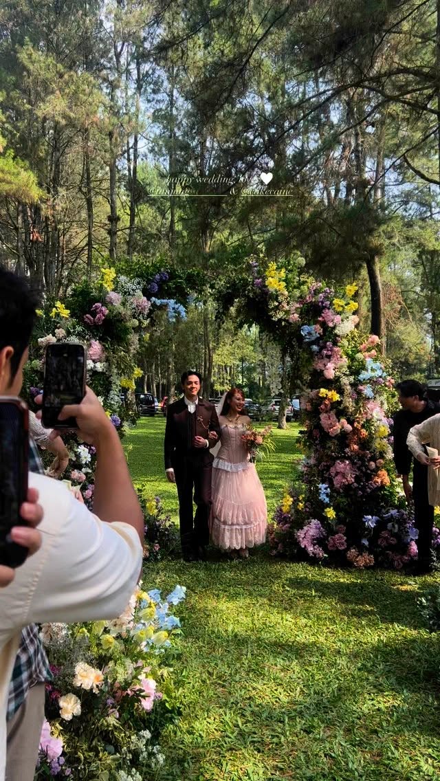 Bak di negeri dongeng, 11 potret resepsi pernikahan Nadin Amizah & Faishal Tanjung, penuh suka cita