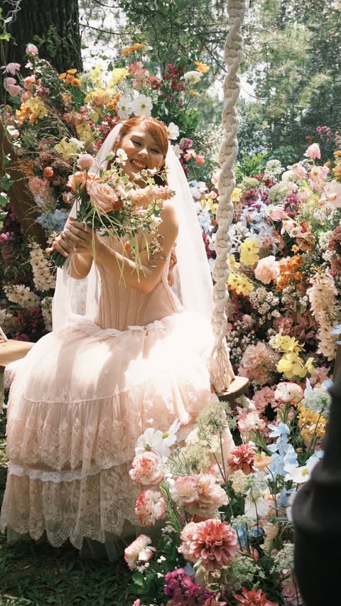 Bak di negeri dongeng, 11 potret resepsi pernikahan Nadin Amizah & Faishal Tanjung, penuh suka cita