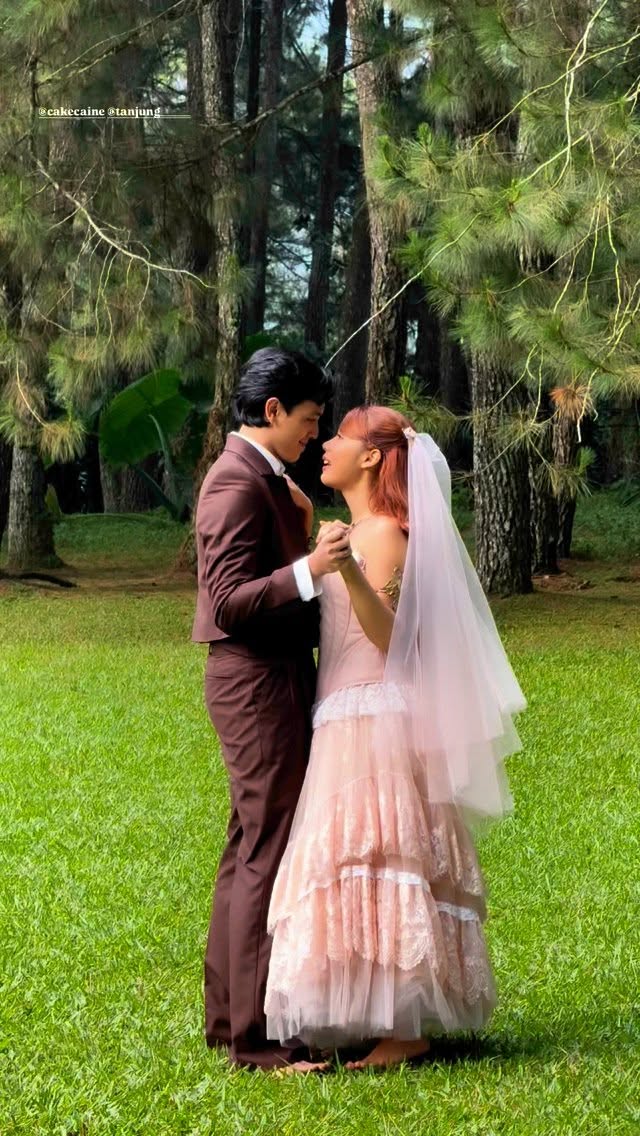 Bak di negeri dongeng, 11 potret resepsi pernikahan Nadin Amizah & Faishal Tanjung, penuh suka cita