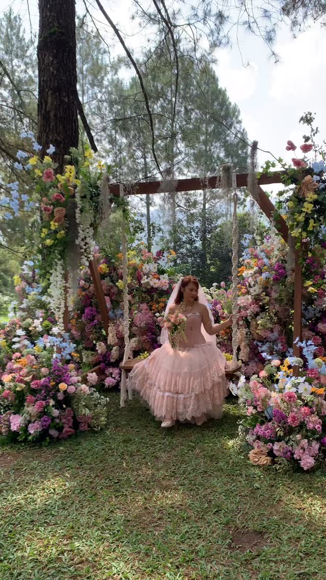 Bak di negeri dongeng, 11 potret resepsi pernikahan Nadin Amizah & Faishal Tanjung, penuh suka cita