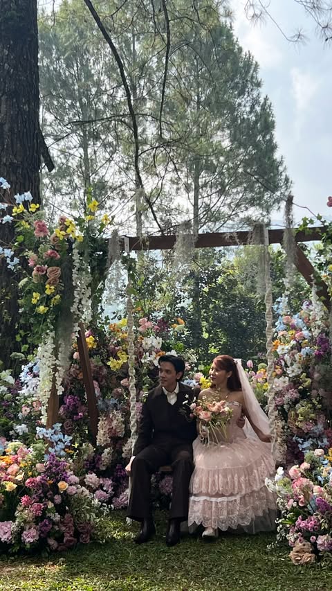 Bak di negeri dongeng, 11 potret resepsi pernikahan Nadin Amizah & Faishal Tanjung, penuh suka cita