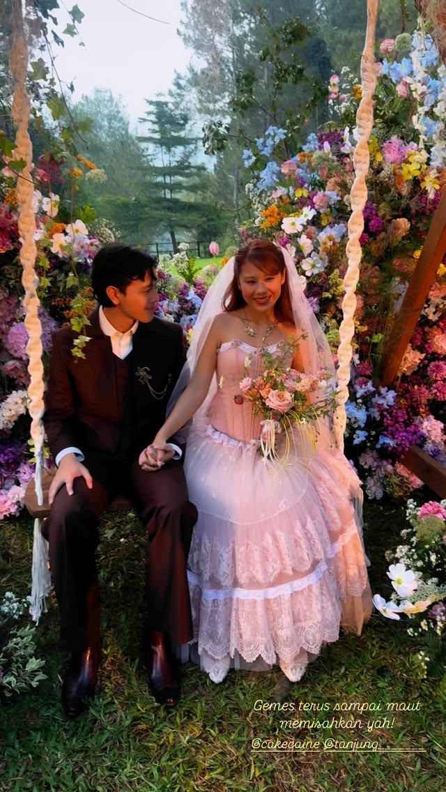 Bak di negeri dongeng, 11 potret resepsi pernikahan Nadin Amizah & Faishal Tanjung, penuh suka cita