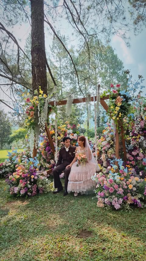 Bak di negeri dongeng, 11 potret resepsi pernikahan Nadin Amizah & Faishal Tanjung, penuh suka cita