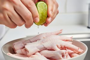 Ceker ayam berbau amis? ini trik membersihkannya sampai tuntas