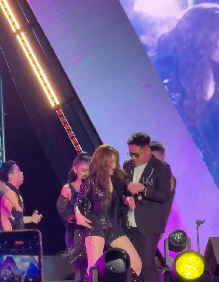 Heboh aksi panggung Ayu Ting Ting saat duet dengan Boy William, intip 7 potretnya yang bikin histeris